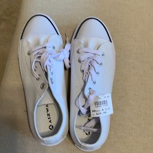 Airwalk shoes white 8 1/2 NWT!